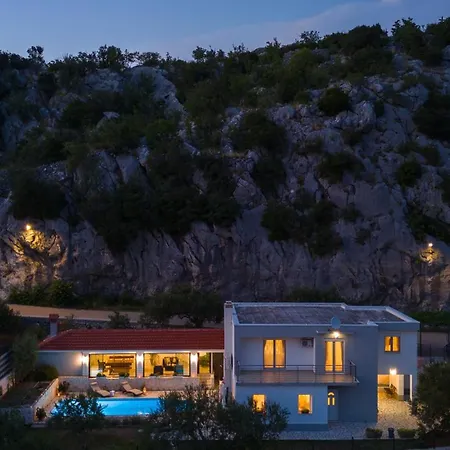 Villa Pasika With Private 31m2 Pool, Summer Kitchen With Bbq, 4 Bedrooms *