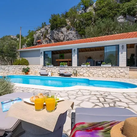 Villa Pasika With Private 31m2 Pool, Summer Kitchen With Bbq, 4 Bedrooms *